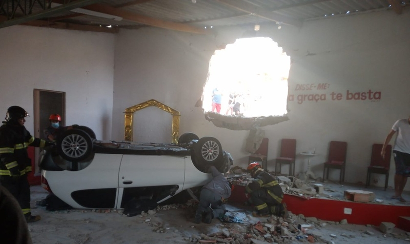 Carro destruiu parte de igreja em Votorantim. (Foto: Arquivo pessoal).