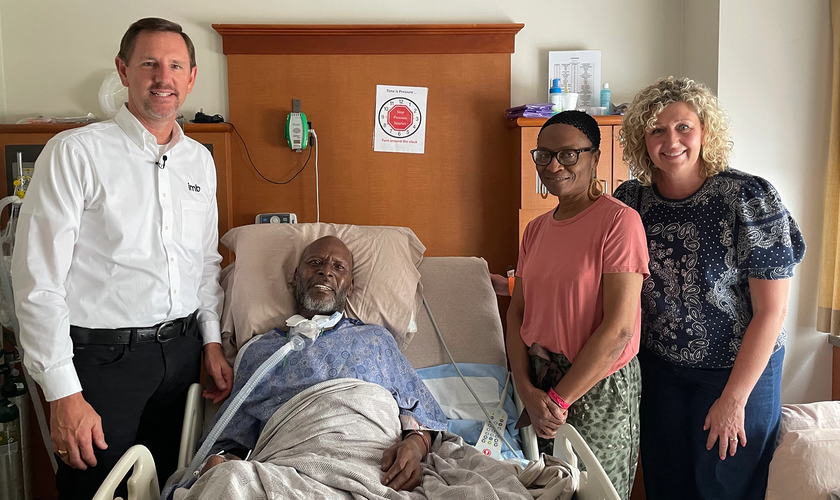 O presidente da IMB, Paul Chitwood, e sua esposa Michelle, visitam George Smith e Geraldine, no hospital. (Foto: IMB).