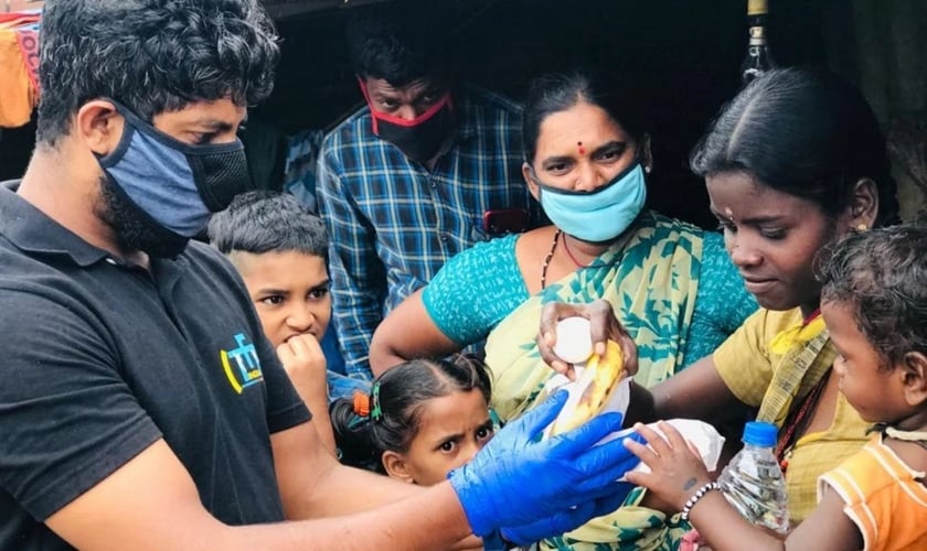 Voluntários distribuem alimentos para trabalhadores migrantes em Bengaluru. (Foto: Love Your Neighbour Network)