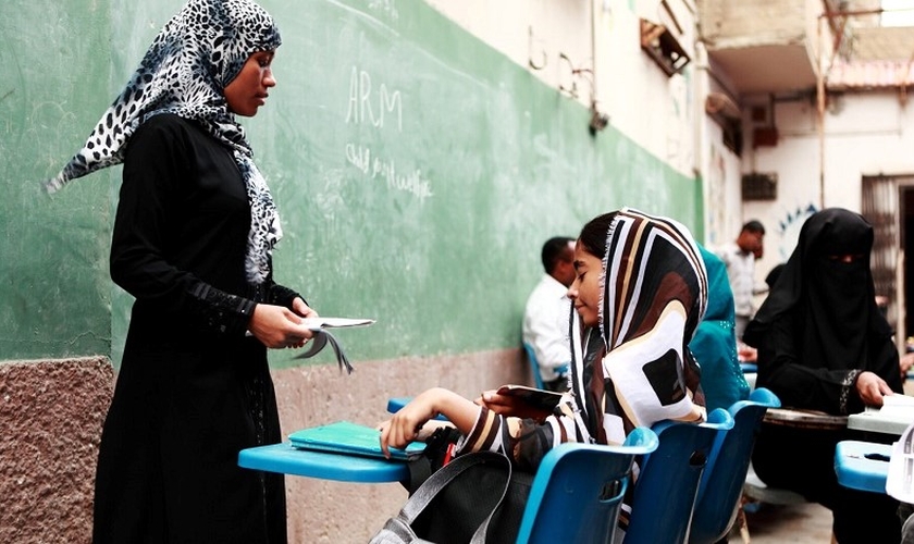 Professora dá aula na Escola de Rua administrada pelo bem-estar infantil e juvenil da ARM, em Karachi, Paquistão. (Foto: Reprodução / International Christian Concern)