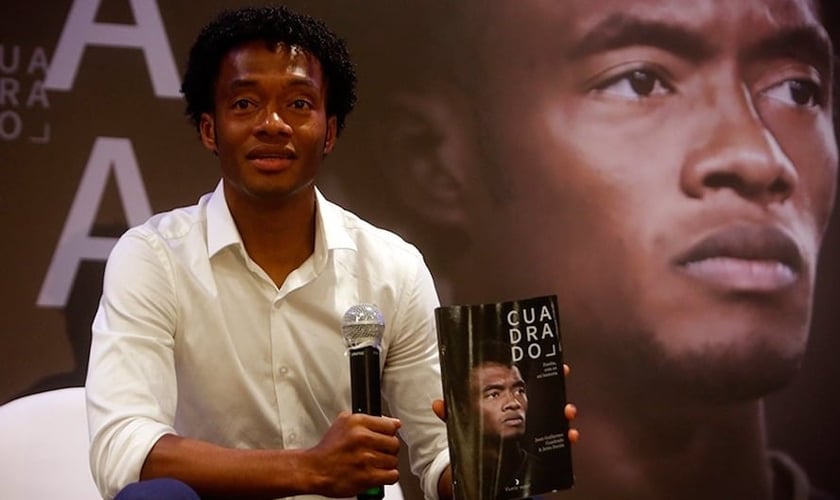 Juan Guillermo Cuadrado durante a apresentação de sua autobiografia. (Foto: Reprodução / Twitter)