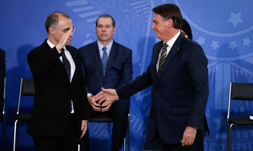 O presidente Jair Bolsonaro cumprimenta André Mendonça durante cerimônia de posse dele no Ministério da Justiça. (Foto: Pablo Jacob / Agência O Globo)