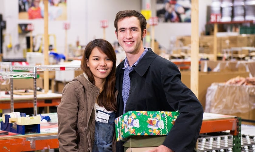 Tyrel Wolf e Joana Marchan se comprometeram a enviar caixas da Samaritan’s em todos os natais, junto com uma carta contando sua história de amor. (Foto: Samaritan’s Purse). 