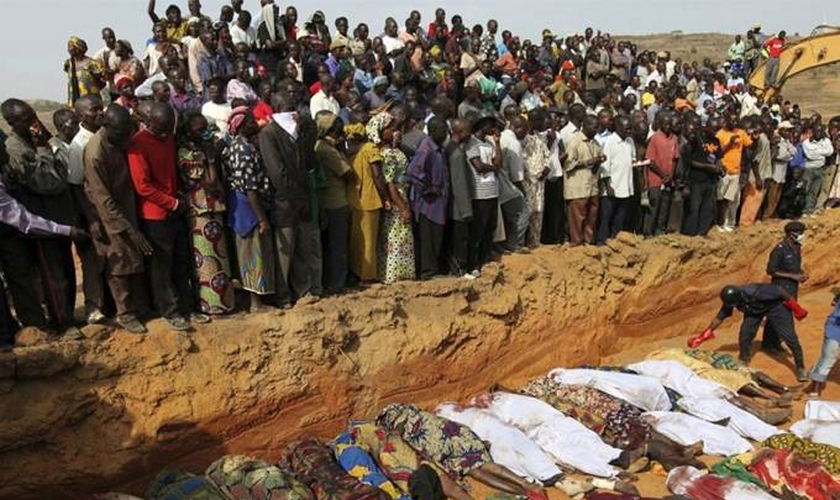 Aldeões observando corpos de vítimas de violência étnica entre fazendeiros de Berom e pastores Fulani, na vila de Dogo Nahawa, na Nigéria, em 2010. (Foto: Reuters).