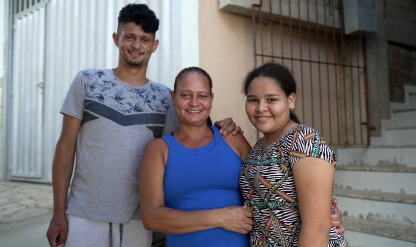 Eliete e os filhos foram batizados após serem evangelizados por jovens. (Foto: Arthur Henrique)