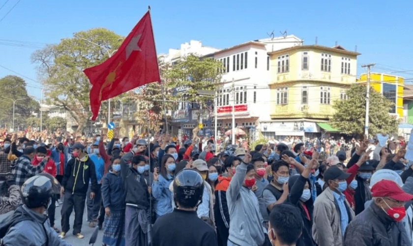 Os protestos em Mianmar começaram após o governo militar assumir o poder. (Foto: Portas Abertas)