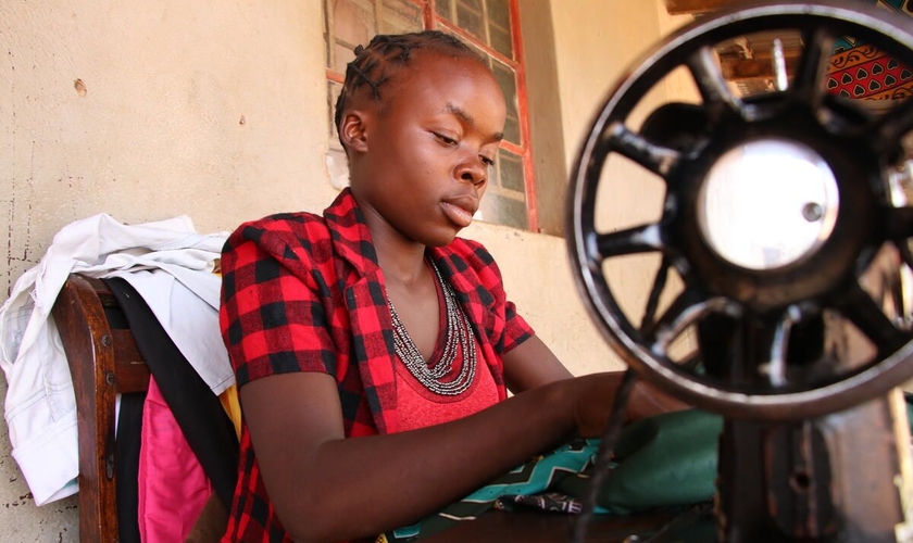 Mwilla é uma das adolescentes resgatadas pela Visão Mundial. Ela aprendeu a costurar roupas numa das oficinas do projeto “Ouse descobrir”. (Foto: Visão Mundial Internacional).