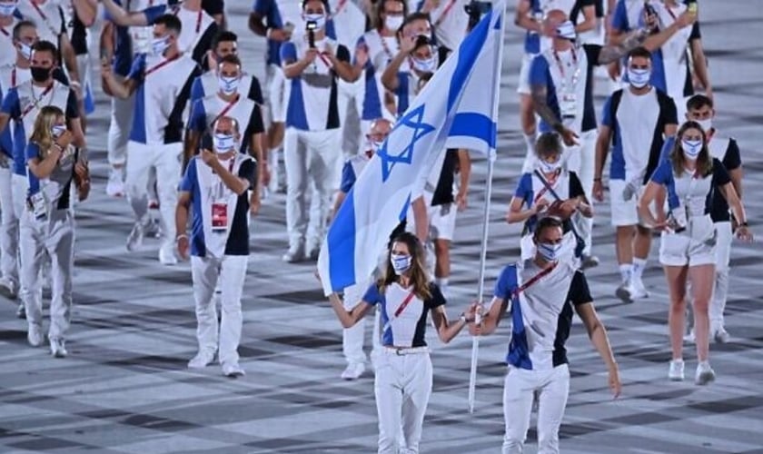 Os porta-bandeiras de Israel durante a cerimônia de abertura dos Jogos Olímpicos, em Tóquio, 23 de julho de 2021. (Foto: Ben Stansall/AFP)