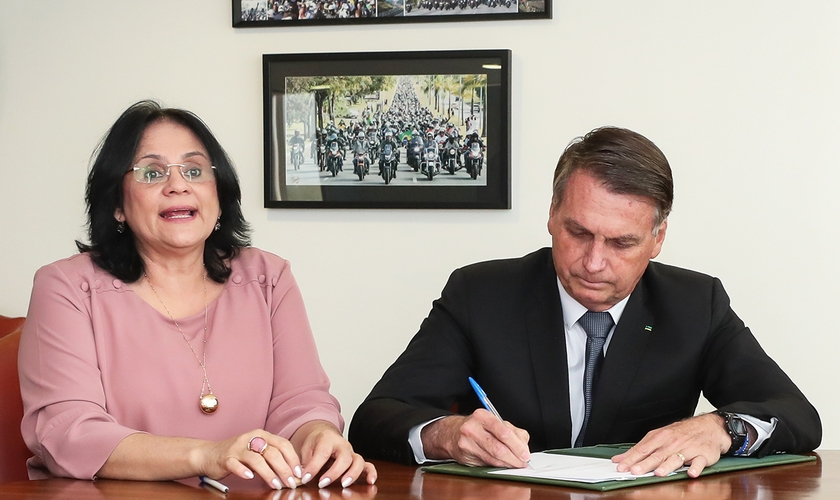  Assinatura do projeto de lei que cria o Dia Nacional do Nascituro. (Foto: Isac Nóbrega/PR).