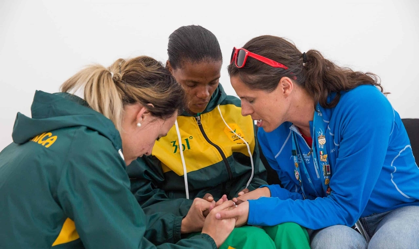 Momento de oração entre atletas. (Foto: Athletes in Action)