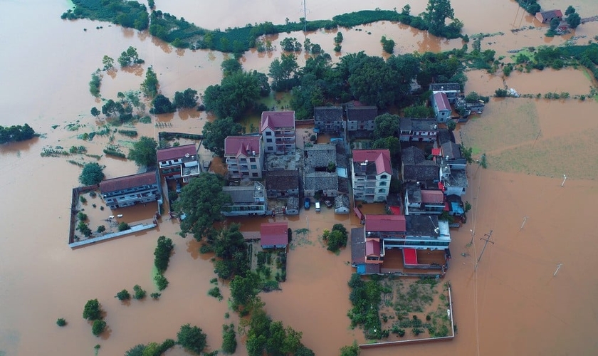 Uma ordem foi emitida em Xinxiang, proibindo os cristãos de oferecer apoio espiritual às vítimas das inundações. (Foto: Stringer/Reuters).