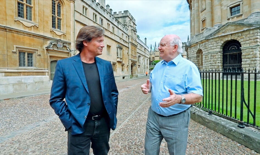 Kevin Sorbo e John Lennox da Universidade de Oxford em 'Against the Tide'. (Foto: Crossroad)