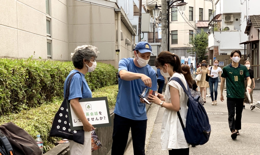 Missionários batistas estão intensificando a evangelização de rua durante os Jogos Olímpicos em Tóquio. (Foto: Baptista Press).