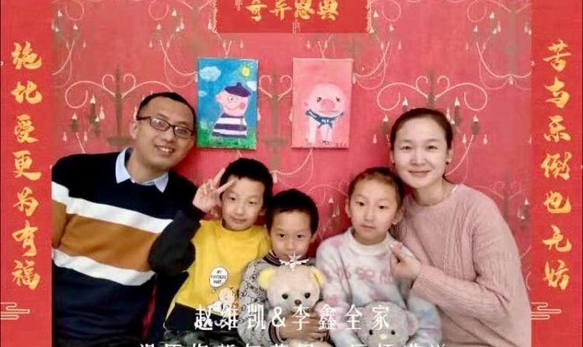 Zhao Weikai e família. (Reprodução).