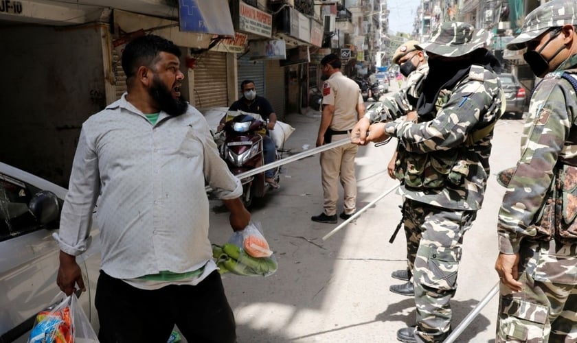 Policiais batem em homem em Nova Deli. (Foto: Reuters/Adnan Abidi)