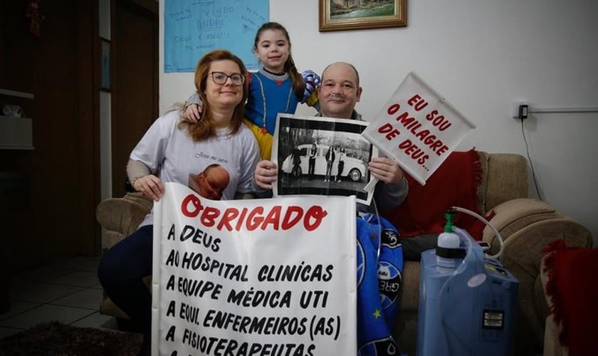 André com a família e as mensagens de agradecimento. (Foto: Mateus Bruxel/Agência RBS).