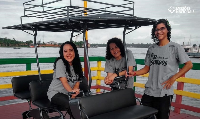 A equipe do Radical Brasil Surdos com a “bicitáxi”, em Afuá (PA). (Foto: Reprodução/Facebook).