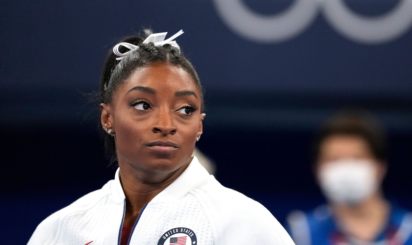 Simone Biles em Tóquio, após decisão de sair das competições para cuidar da saúde mental. (Foto: Ashley Landis / AP)