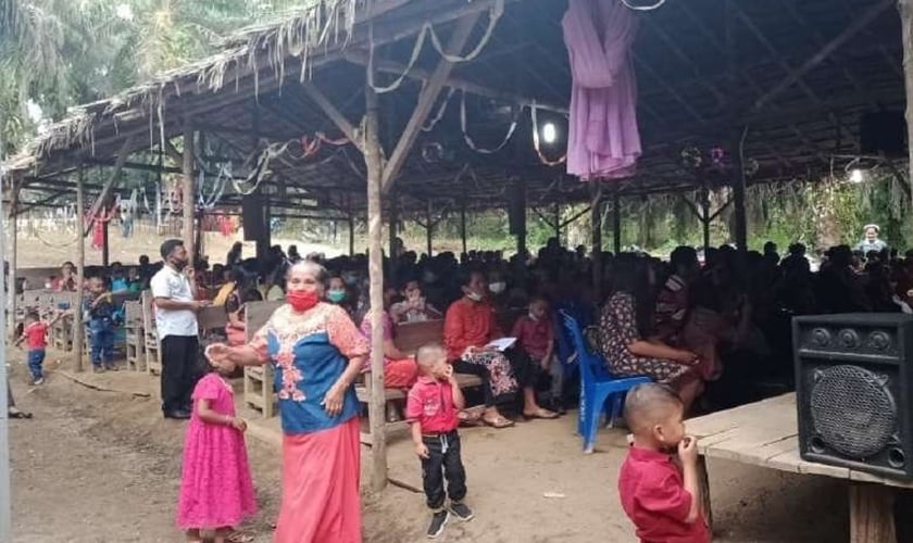 Protestantes adoram sob um abrigo coberto com folhas de palmeira no distrito de Aceh Singkil (Foto: Reprodução / Sejuk).