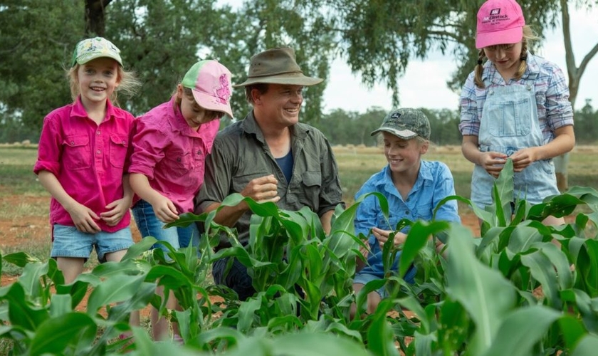 Jarrod Amery e os filhos na plantação de canola, na fazenda da família. (Foto: Arquivo pessoal).