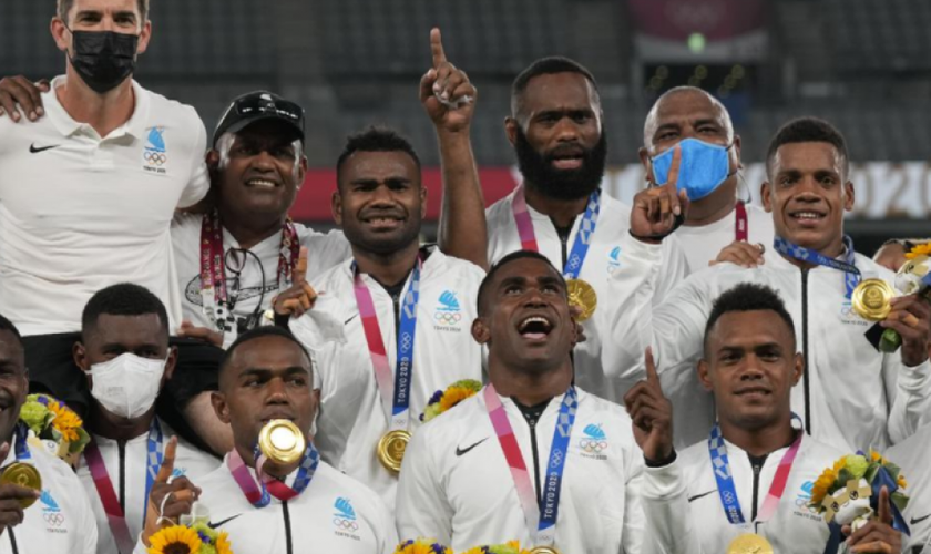 Os jogadores de Fiji comemoram no pódio com suas medalhas de ouro no rúgbi de sete masculino nos Jogos Olímpicos de 2020, em Tóquio, Japão. (Foto: AP Photo / Shuji Kajiyama)