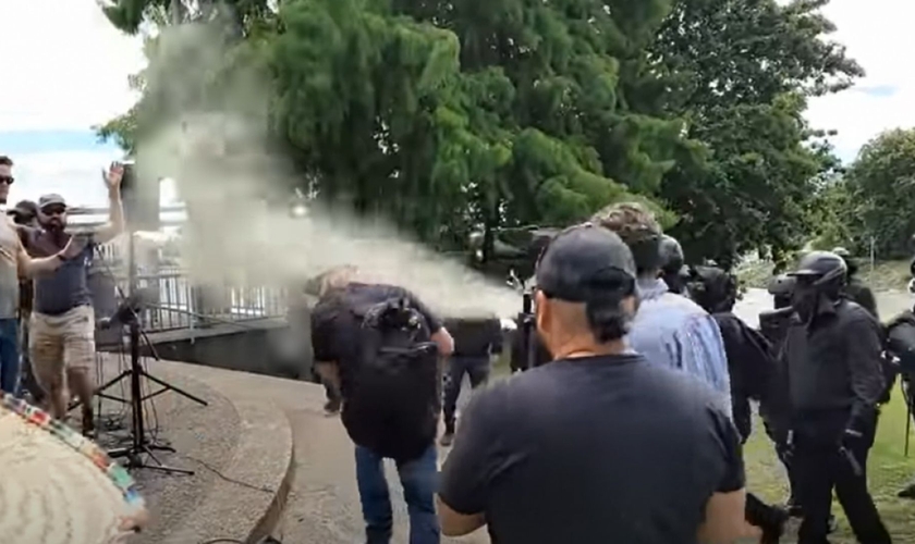 Cristãos são atacados em reunião de oração. (Foto: Captura de tela/YouTube/Mary Todd)