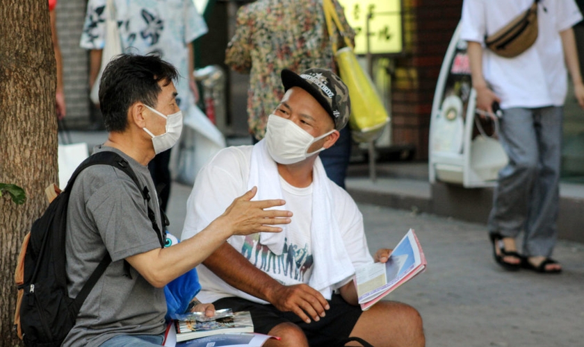 O missionário Chan-sik Bae evangelizou um sacerdote budista através de mangás. (Foto: Baptist Press)