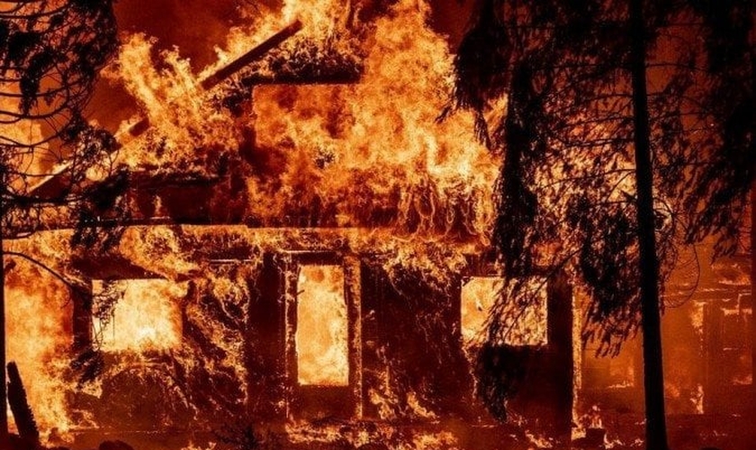 O incêndio Dixie está queimando as florestas do norte da Califórnia desde julho, como consequência da crise climática. (Foto: Josh Edelson/AFP).