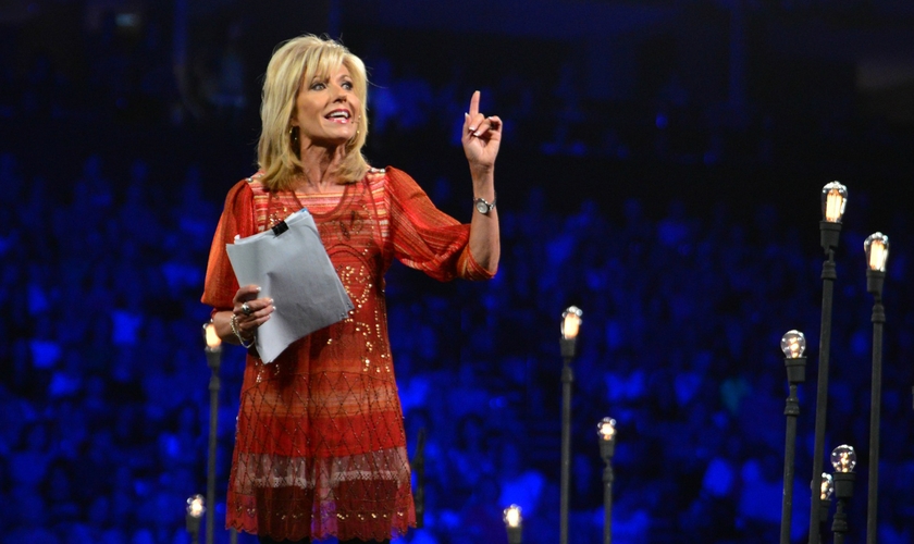 Beth Moore exortou os crentes a obedecerem as medidas protetivas da Covid-19 como uma atitude de serviço cristão. (Foto: Relevante Magazine). 