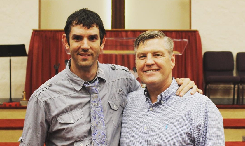 Micah Wilder e o pastor batista Alan Benson. (Foto: Instagram/Micah Wilder)