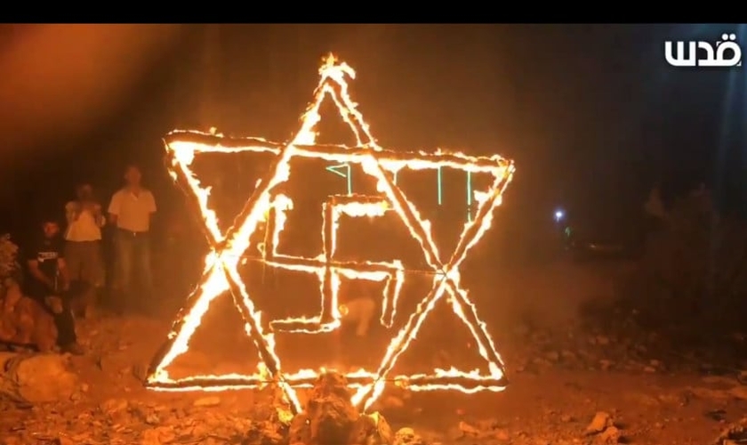 A manifestação com o símbolo nazista foi gravada em vídeo e amplamente divulgada. (Foto: Abduallah Bahsh/Quds News Network).