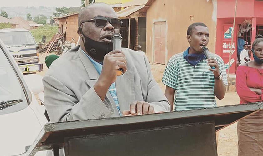 Pastor Kaloli Nsubuga prega nas ruas de Uganda. (Foto: Reprodução / UGCN)