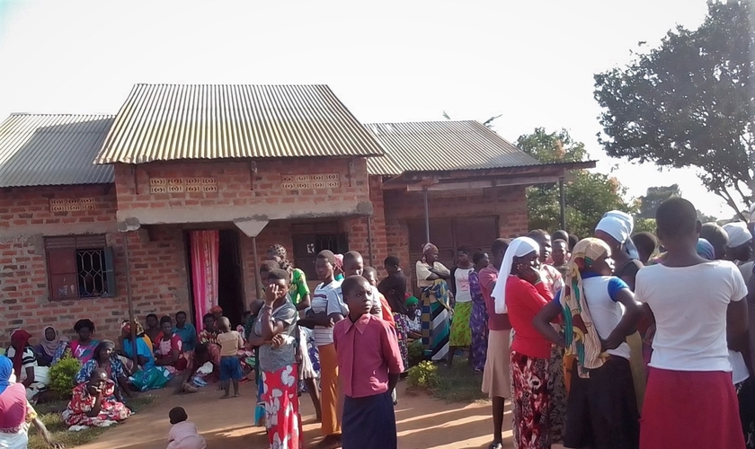 Enlutados na casa do assassinado Tabiruka Tefiiro na aldeia de Bupalama, no leste de Uganda. (Foto: Morning Star News).