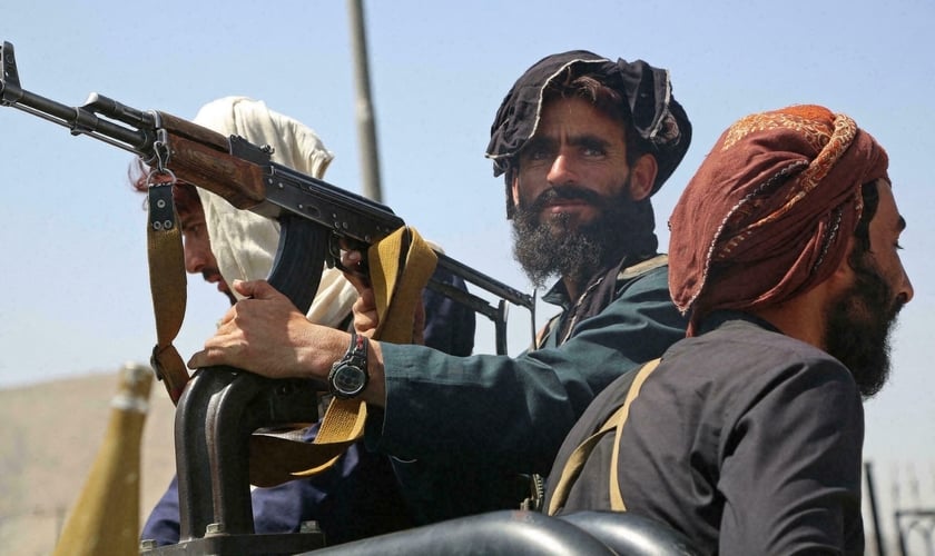 Militantes do Talibã fazem patrulha pelas ruas da capital Cabul, um dia após o grupo insurgente ter tomado o poder no Afeganistão. (Foto: AFP)