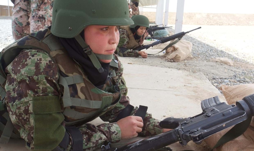 Kubra Behroz, que serviu Exército Nacional do Afeganistão. (Foto: Lalage Snow / The Telegraph / Atlântico Press)