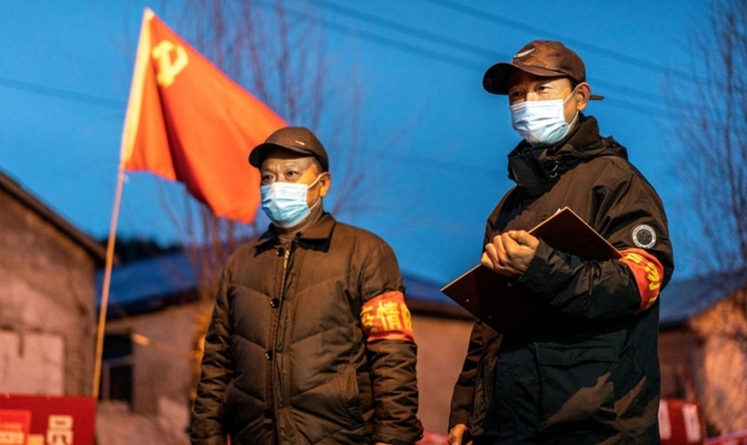 Membros da equipe vigiando em um posto de controle, na cidade fronteiriça de Suifenhe, na província de Heilongjiang, nordeste da China, em 21 de abril de 2020. (Foto: STR/AFP/Getty Images)