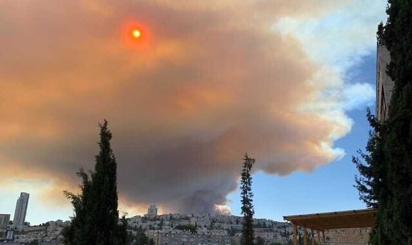 Fumaça do incêndio florestal se espalhou por Jerusalém em 15 de agosto. (Foto: Mick Weinstein/Times of Israel)