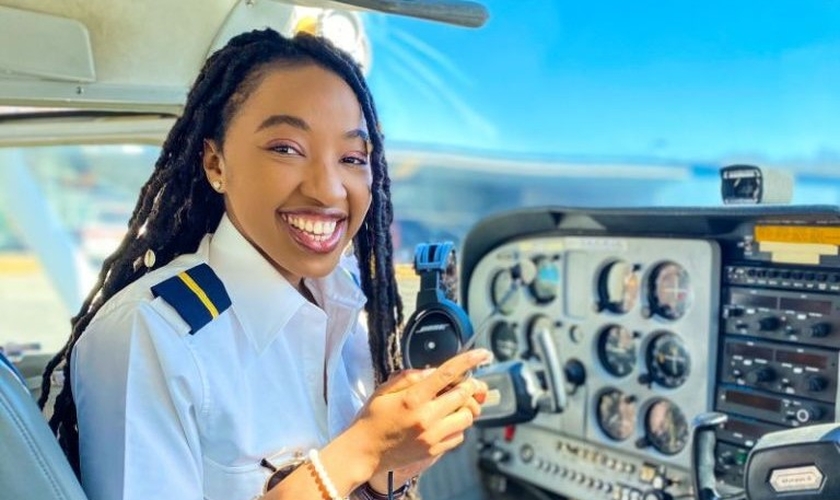 Miracle Izuchukwu na cabine do avião. (Foto: Reprodução / Instagram)