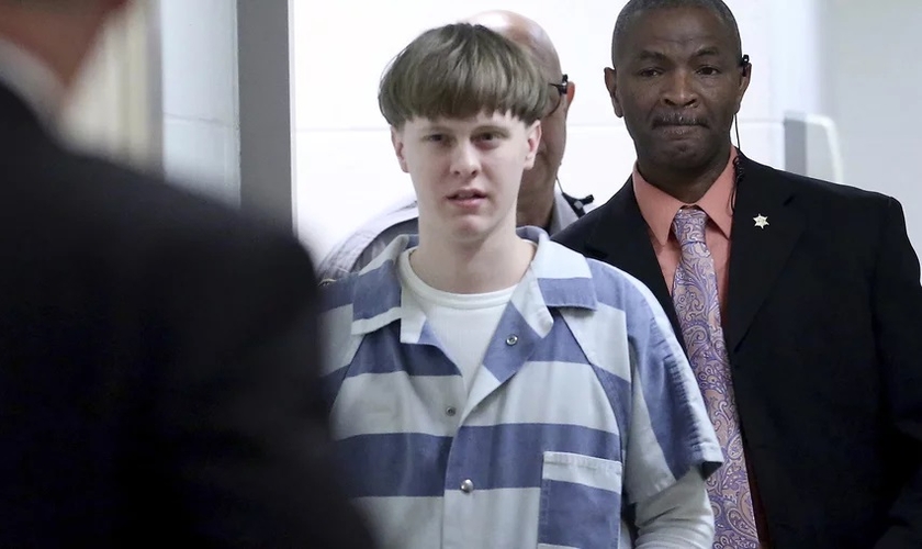 Dylann Roof na sala do tribunal em 2017, acusado de assassinato de nove membros de uma igreja negra em Charleston, em 2015. (Foto: Grace Beahm / The Post And Courier via AP)