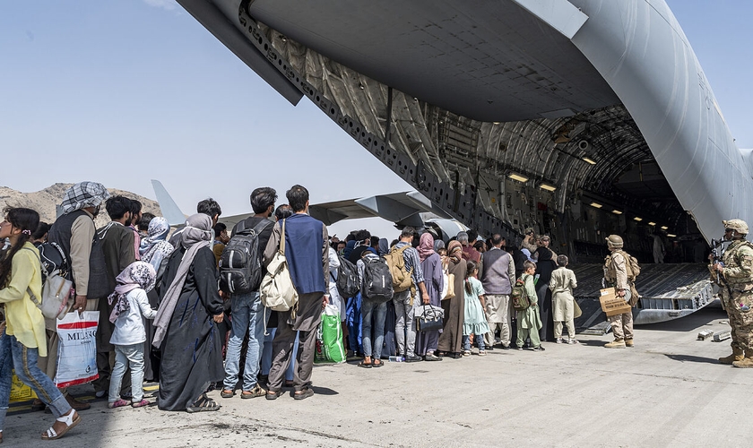 Após 12 horas de voo, o casal cristão chegou são e salvo no Qatar. (Foto: Senior Airman Brennen Lege/AP).