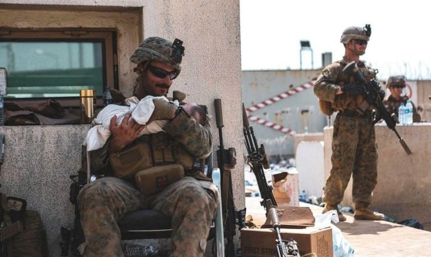 Soldado norte-americano cuida de bebê afegão: imagens sensibilizaram o mundo. Foto: (Departamento de Defesa dos Estados Unidos).
