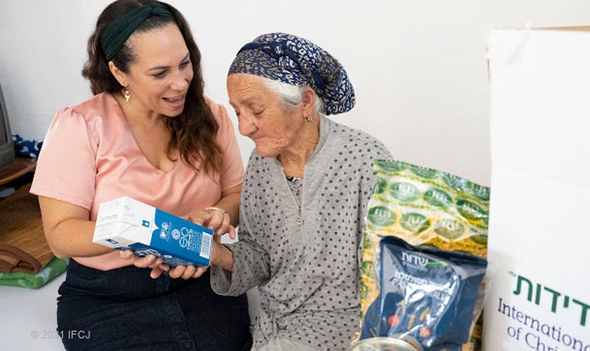 Yael Eckstein e uma idosa contemplada pela IFCJ em Israel. (Foto: Erik Davis)