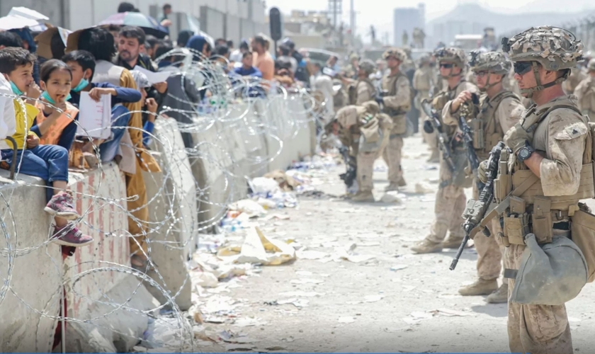 Fuzileiros navais dos EUA e civis durante uma evacuação no Aeroporto Internacional Hamid Karzai, em Cabul, Afeganistão, dia 20 de agosto de 2021. (Foto: AFP/Nicholas Guevara/US Marine Corps)
