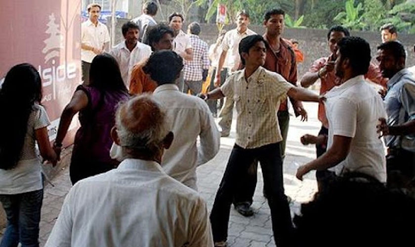 Os agressores invadiram a casa do pastor Kawalsingh Paraste, enquanto realizava um culto doméstico. (Foto: Asia News).
