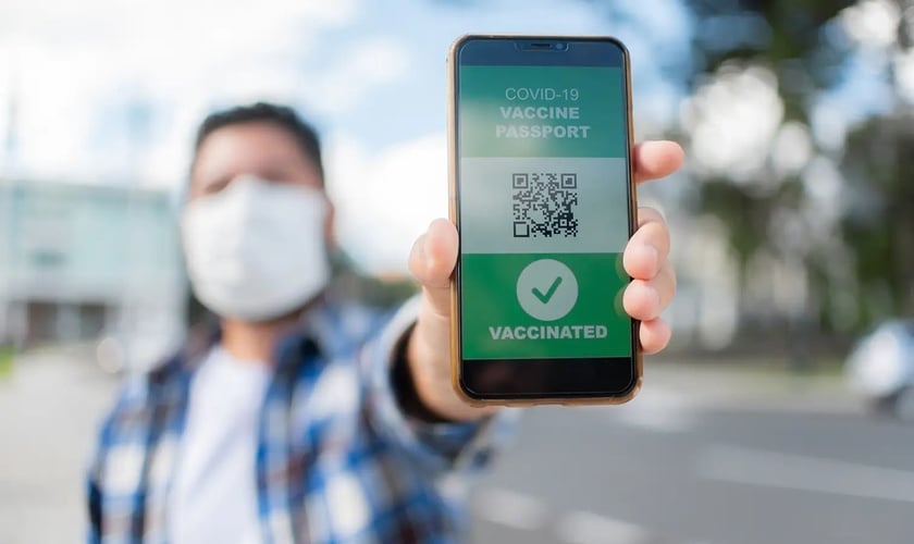Comprovantes de vacinação serão necessários em várias cidades brasileiras. (Foto: Reprodução / Getty Images)