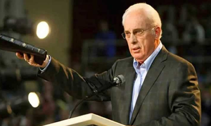 Pastor John MacArthur processa governador do Estado por restringir cultos nas igrejas. (Foto: Pinterest)