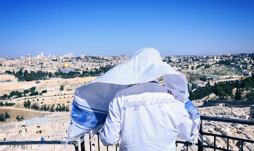 Joel Engel em frente ao Monte do Templo em Jerusalém, Israel. (Foto: Ministério Engel)