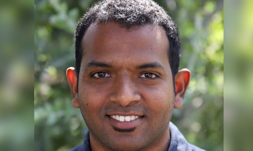 O indiano Enoch evangelizou toda a sua universidade, mais de 500 pessoas, entre funcionários e alunos. (Foto: Eternity News).