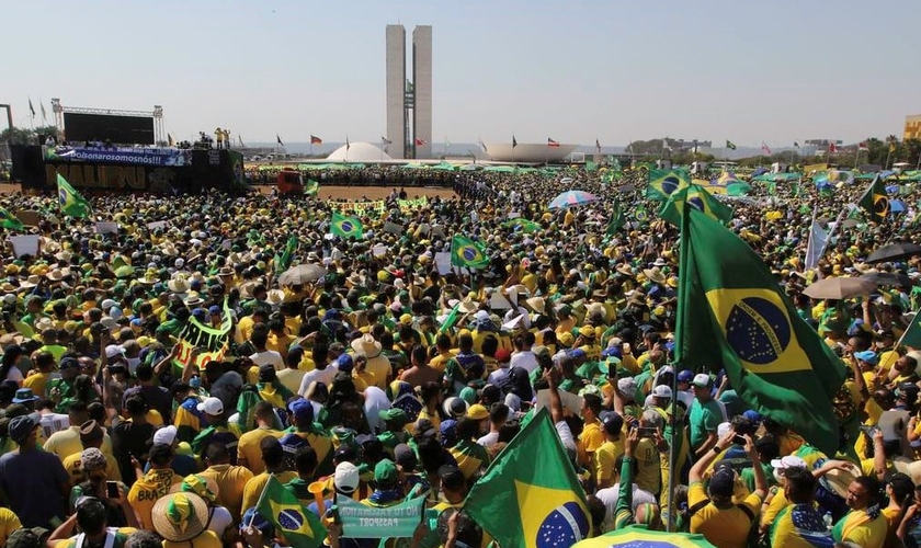 Manifestantes participam de ato na Esplanada dos Ministérios. (Foto: Fabio Rodrigues-Pozzebom / Agência Brasil)