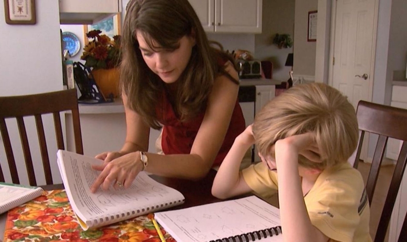 Pais americanos decidem que é melhor ensinar seus filhos em casa. (Foto: Reprodução/CBN News)